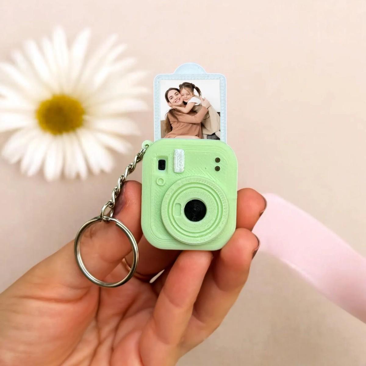 3D Printed Polaroid Keychain, Holds Small Photos, Perfect Birthday Gift, High Attraction Rate, Ideal for Anniversaries