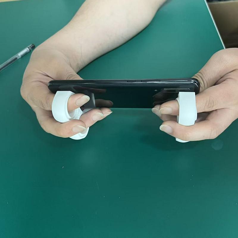 The innovative multi-functional ergonomic phone holder accessory integrates an all-in-one stand, which can be used together and is suitable for various scenarios as a phone holder.