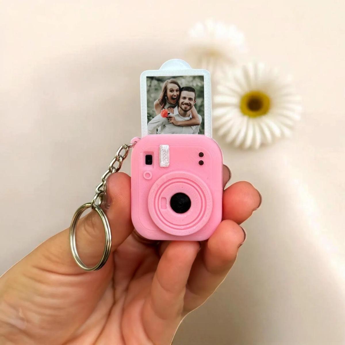 3D Printed Polaroid Keychain, Holds Small Photos, Perfect Birthday Gift, High Attraction Rate, Ideal for Anniversaries