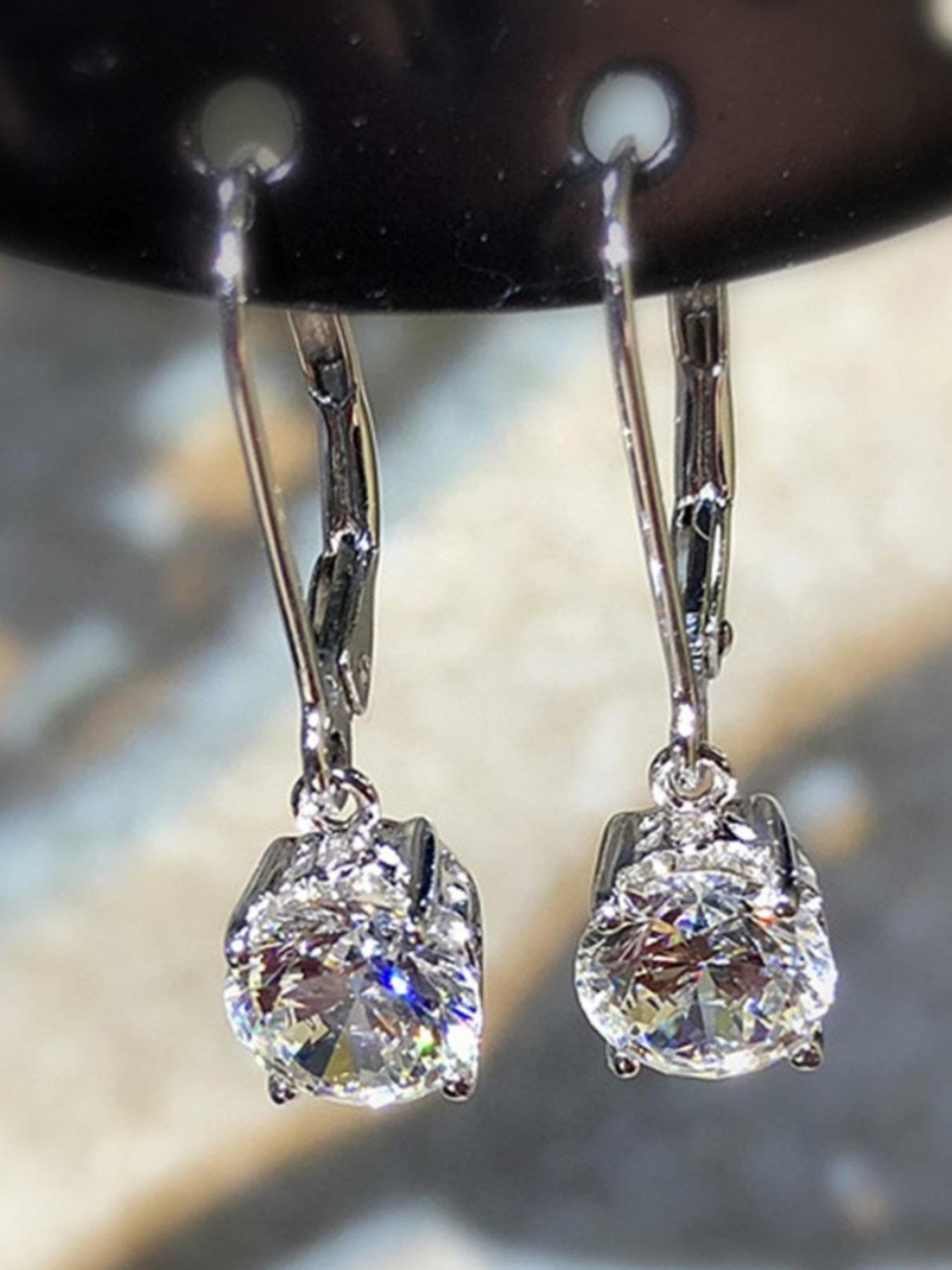 Elegant and fashionable ear buckles for women, exquisite niche light luxury pendant earrings, suitable for daily wear and holiday gifts