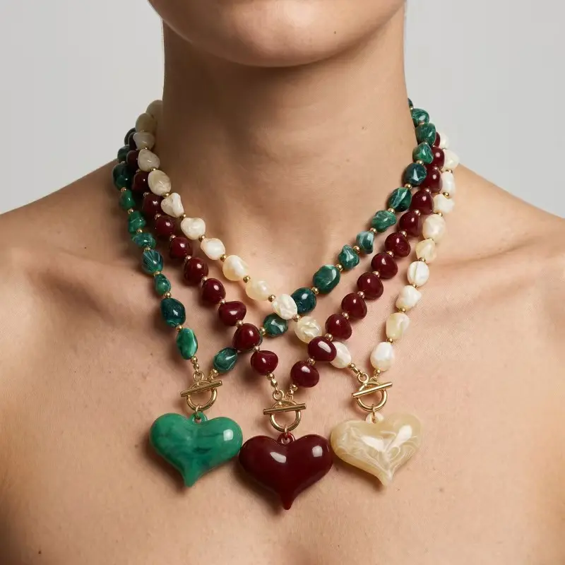 Women's heart-shaped necklace with a unique, stylish, and versatile vintage-inspired design.