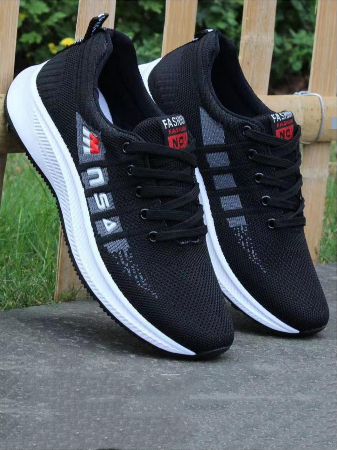Men's casual sports shoes, made of breathable and comfortable mesh material, with stylish and eye-catching labels, personalized letter decoration design, simple and contrasting red border lines, suitable for daily wear and easy travel