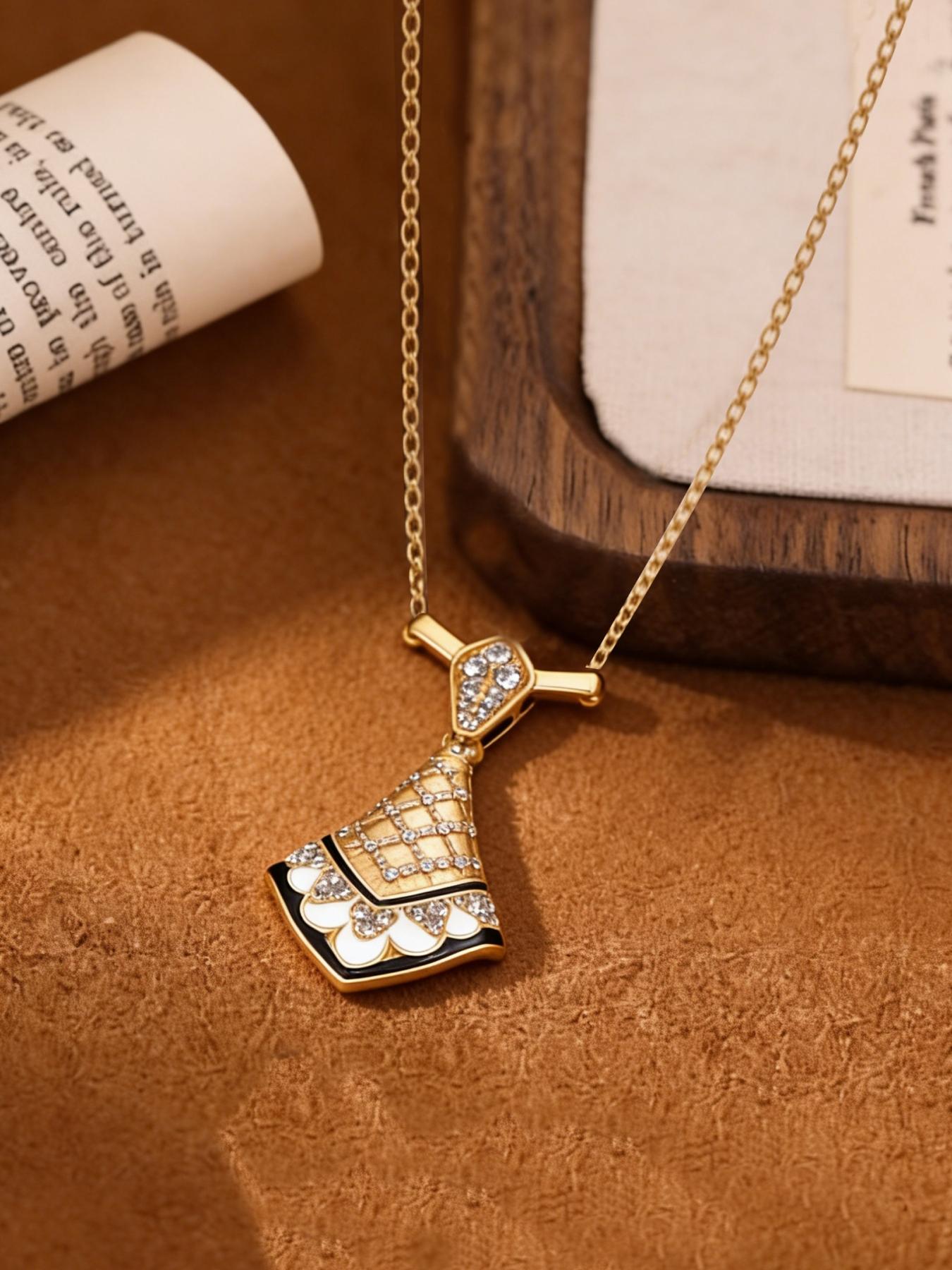 A vintage and elegant diamond necklace with a fan-shaped outline that outlines an elegant curve, complementing the broken diamonds. It is suitable for daily commuting, vacation and dating, and is also a surprising and exquisite small gift.