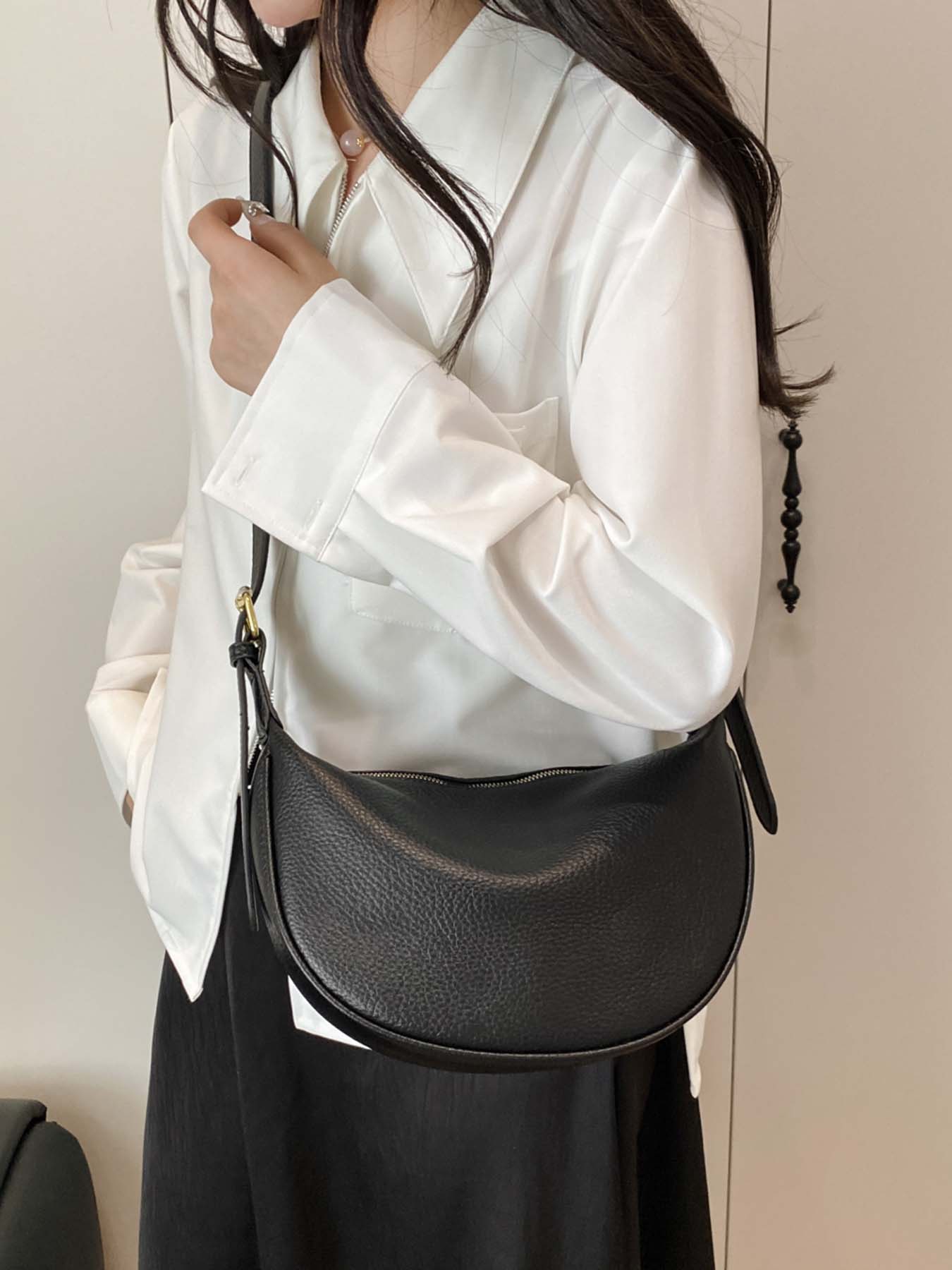 Black simple and fashionable lychee pattern crescent bag, niche pleated bag body, adjustable wide shoulder strap crossbody bag, metal buckle decoration, lightweight daily commuter bag, suitable for shopping, dating, etc.