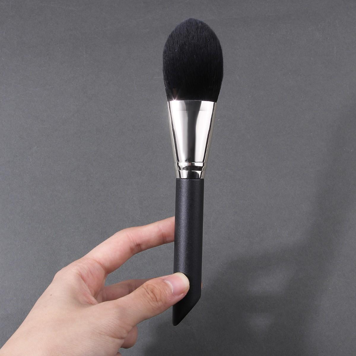 Single-stem multi-functional fiber brush hairs makeup brush Beauty Travel Brush. Suitable for blush brush, loose powder brush, contour brush, blending brush. A durable and long-lasting cosmetic tool that fits the facial contour.