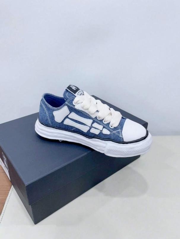 Unisex skate shoes, canvas slip-ons with wrapped soles, stylish low-top sneakers, trendy and comfortable versatile footwear for both men and women, outdoor athletic shoes.