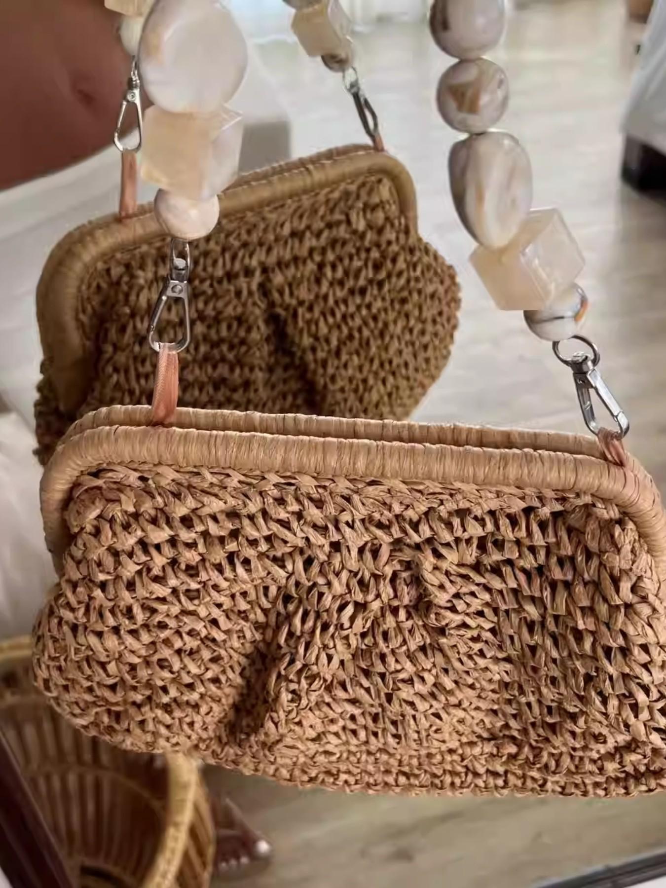 Seaside style simple and casual versatile straw woven handbag, bead hanging decoration, cloud pleated bag type, large storage capacity, vacation and leisure style, suitable for daily travel and dates.