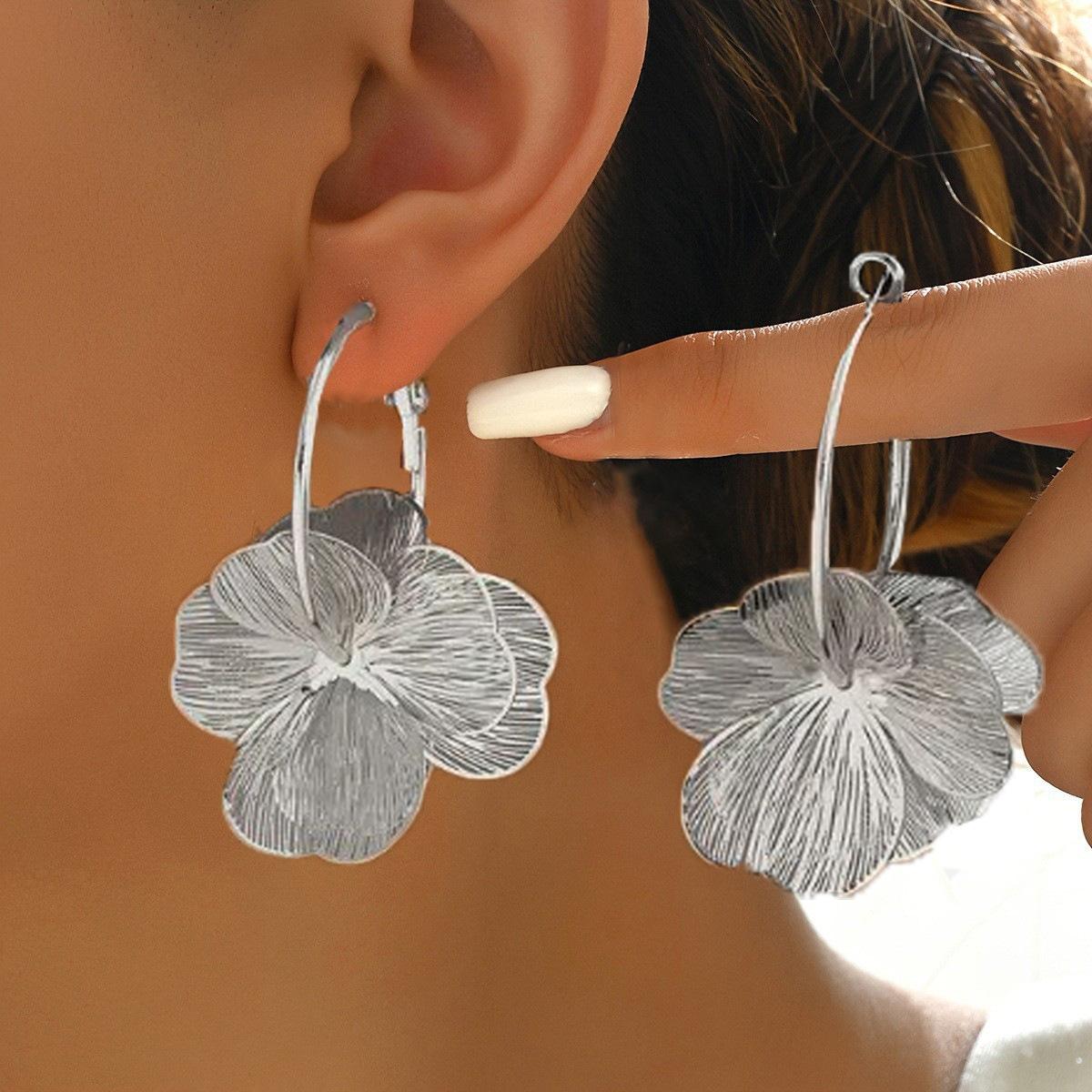 2-piece Set - Golden Flower Earrings with a Luxurious, Exquisite, and Charismatic Appeal, Fashionable and Niche Earring Styles as Sweet and Elegant Accessories #Jewelry / Colorfast / Hypoallergenic / Couple's Style / Festival / Party / Ideal Gift