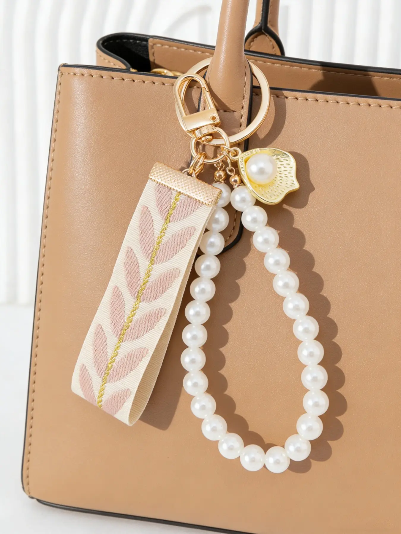 Personality classic simple and exquisite plush pendants, three-dimensional bow embellishment with sweet plush texture, gentle, versatile cute, small and portable, and can be used as bags, key chains and gifts. Cute Keychain