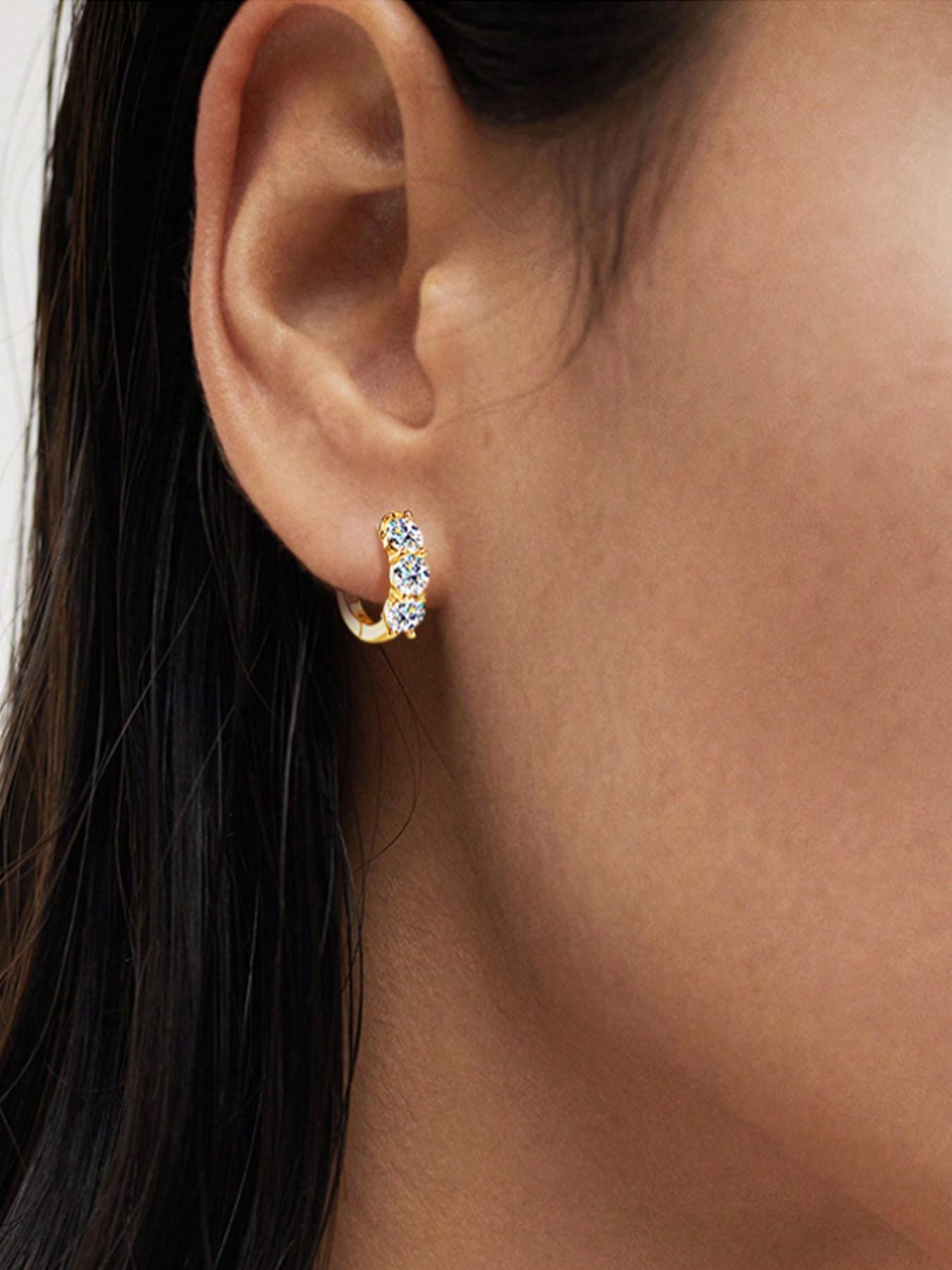 0.3-carat moissanite sapphire earrings for ladies and gentlemen, made of S925 silver. Suitable for daily wear or for parties, banquets, Valentine's Day, Christmas, birthday or as a gift for wedding anniversary.