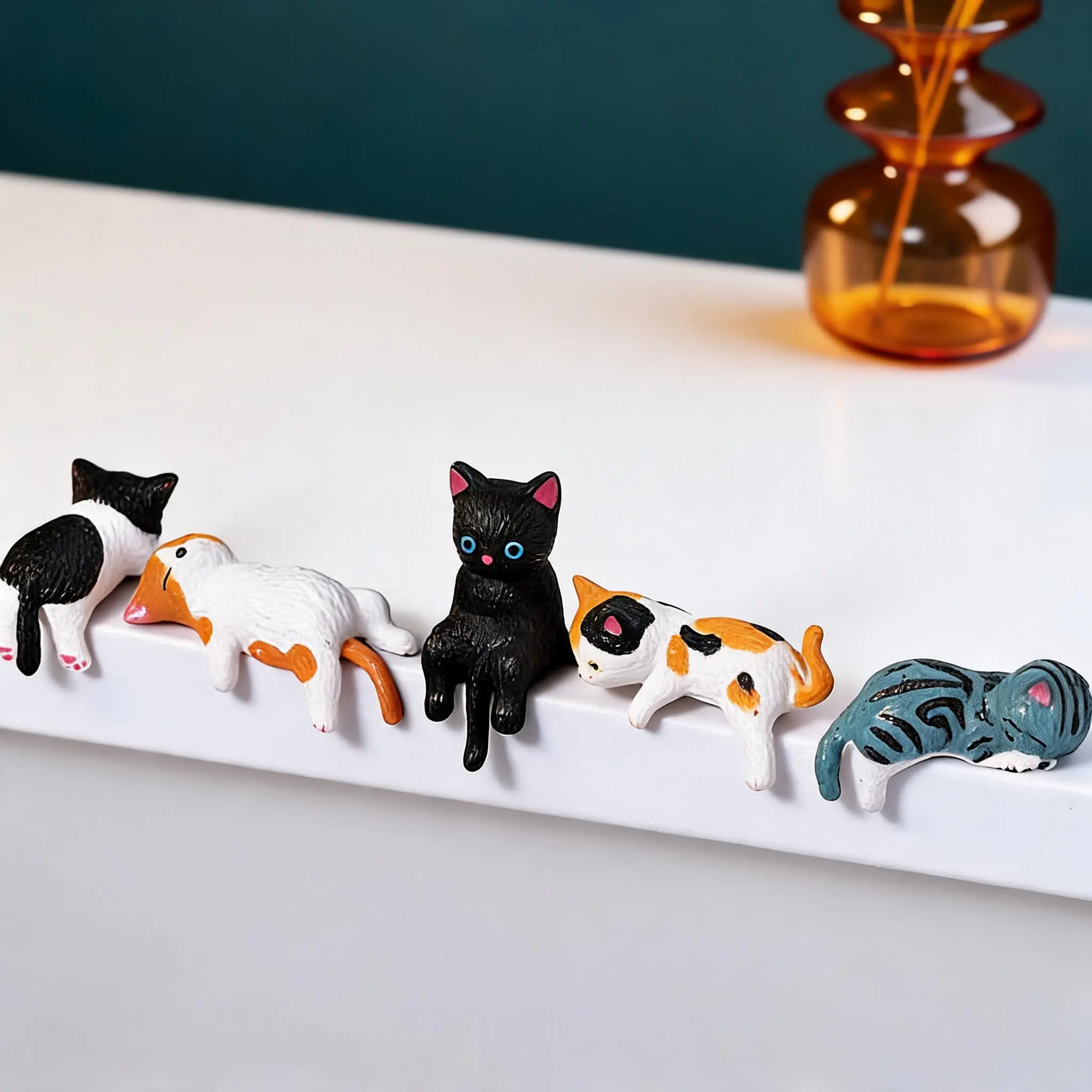 Mini Cat Desk Figurines, 5 Pcs/set Resin Multi-Pose Kitty Ornaments, Cute Cartoon Style Kawaii Desktop Decoration Home and Office Decor, Decorations and Ornaments, Playful Charming Desktop Companions, Resin Animal Sculptures, Decorative Figurines