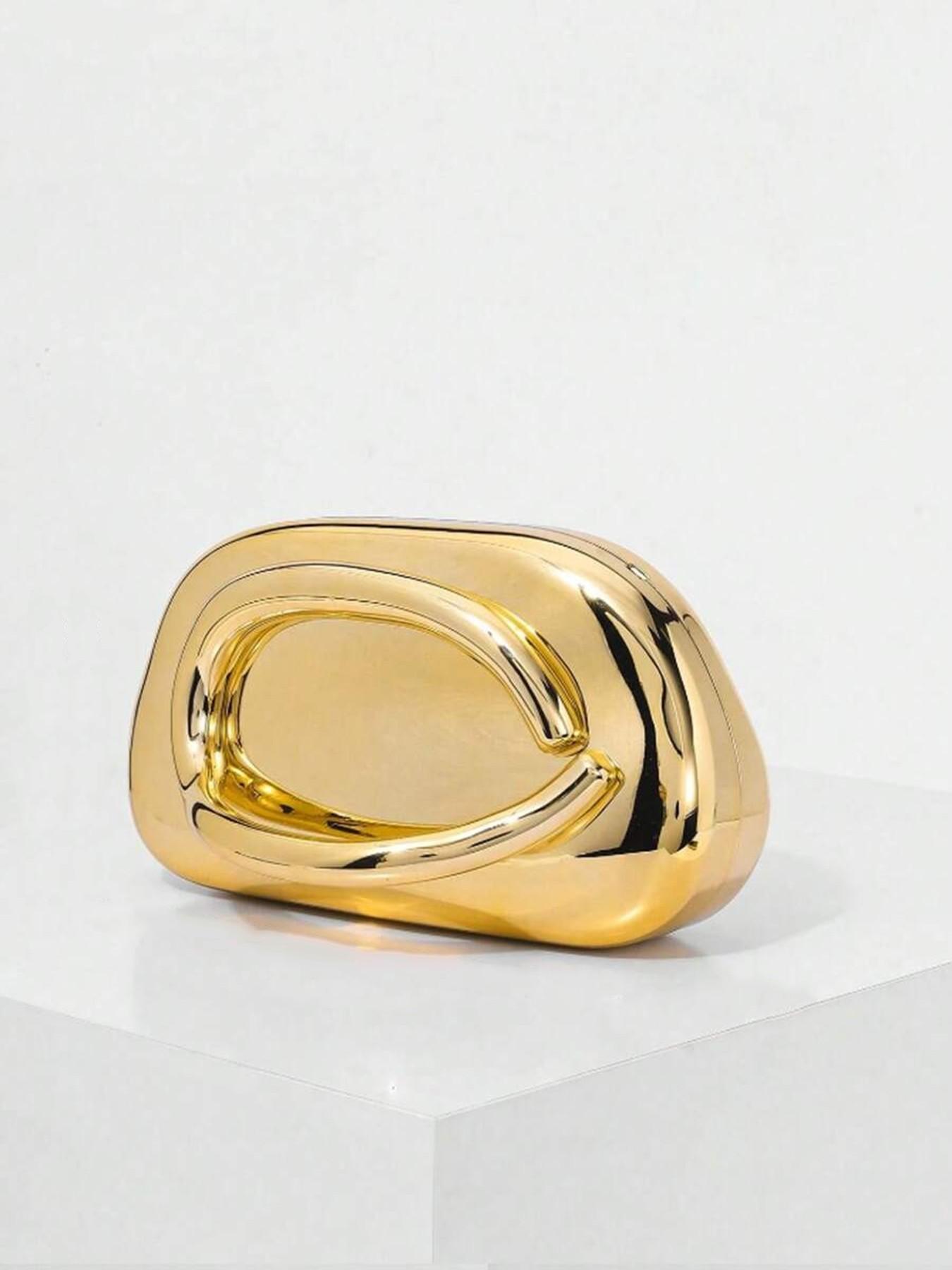 Retro light luxury style practical texture hand-held bag, hollow handle design, fully glossy texture, fashionable niche personality exquisite style bag, chain shoulder strap design, versatile item for dinner parties