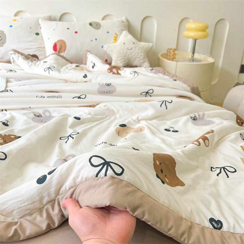 1 piece summer thin quilt with bear pattern, a soft and breathable quilt specially made for air conditioners. This summer cooling quilt is skin-friendly, soft, lightweight, suitable for spring and summer, breathable, thin and light, can be machine washed.
