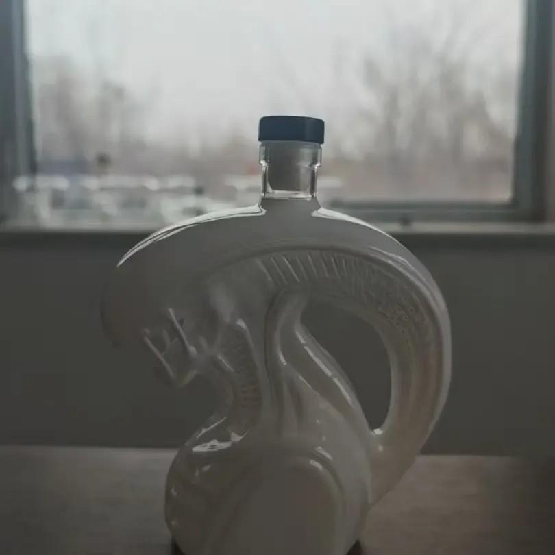 Novelty Alien Xenomorph Whiskey Decanter, Sci-Fi Themed Liquor Storage Bottle, Premium Barware Gift, Horror Movie Enthusiast, Man Cave Decor