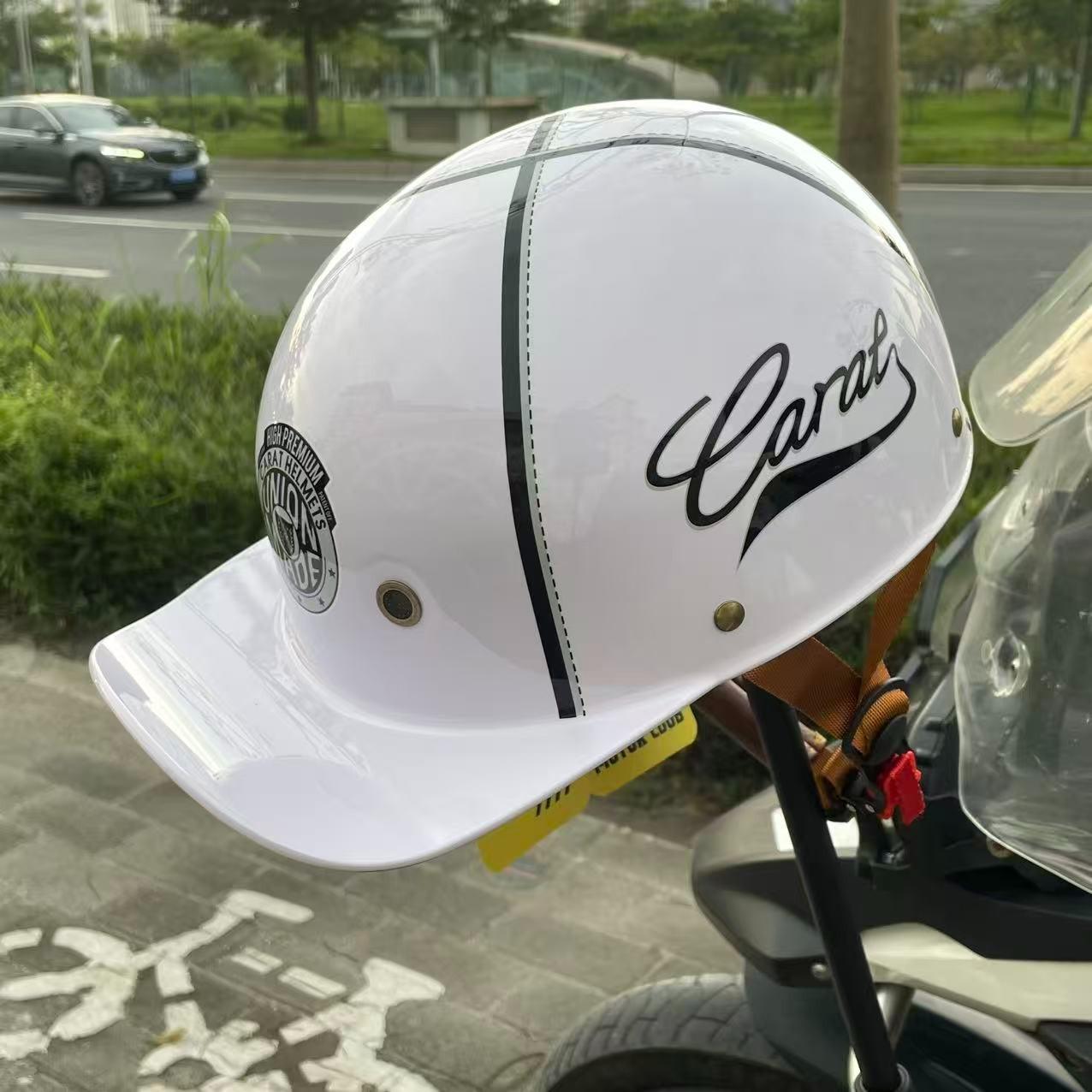 1 Vintage Style Half Helmet Unisex Lightweight, Adjustable Strap, Ventilation System and Impact-Resistant Design, Suitable for Men and Women, Motorcycle, Skateboarding, BMX Bicycling, Fashionable Design, Comfortable Fit and Easy-to-Clean Surface
