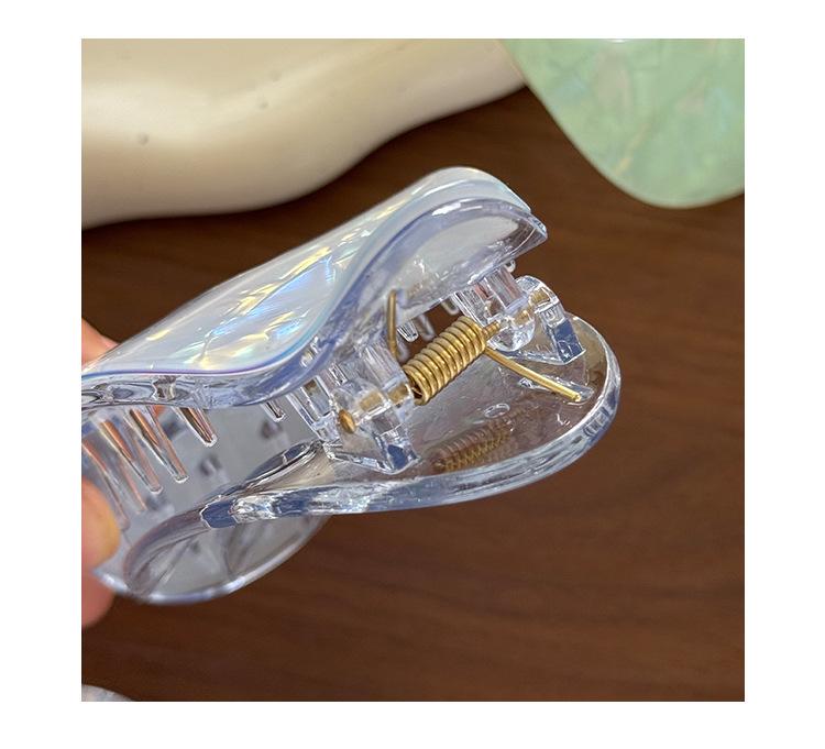 Romantic Hollow Heart Hair Claw | Dreamy Cut-out Heart Clip for Ponytails & Updos | Aesthetic Sweetheart Accessory for Women