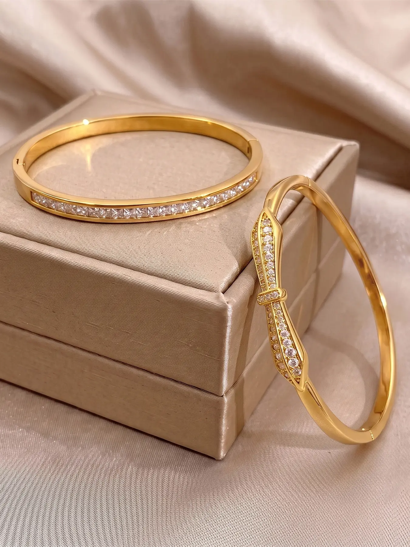 Commuter Chic Bracelet: Simple, elegant, and understated in design, with meticulous craftsmanship and premium texture. It fits snugly on the wrist for comfortable wear and effortlessly elevates your daily look when paired with various outfits