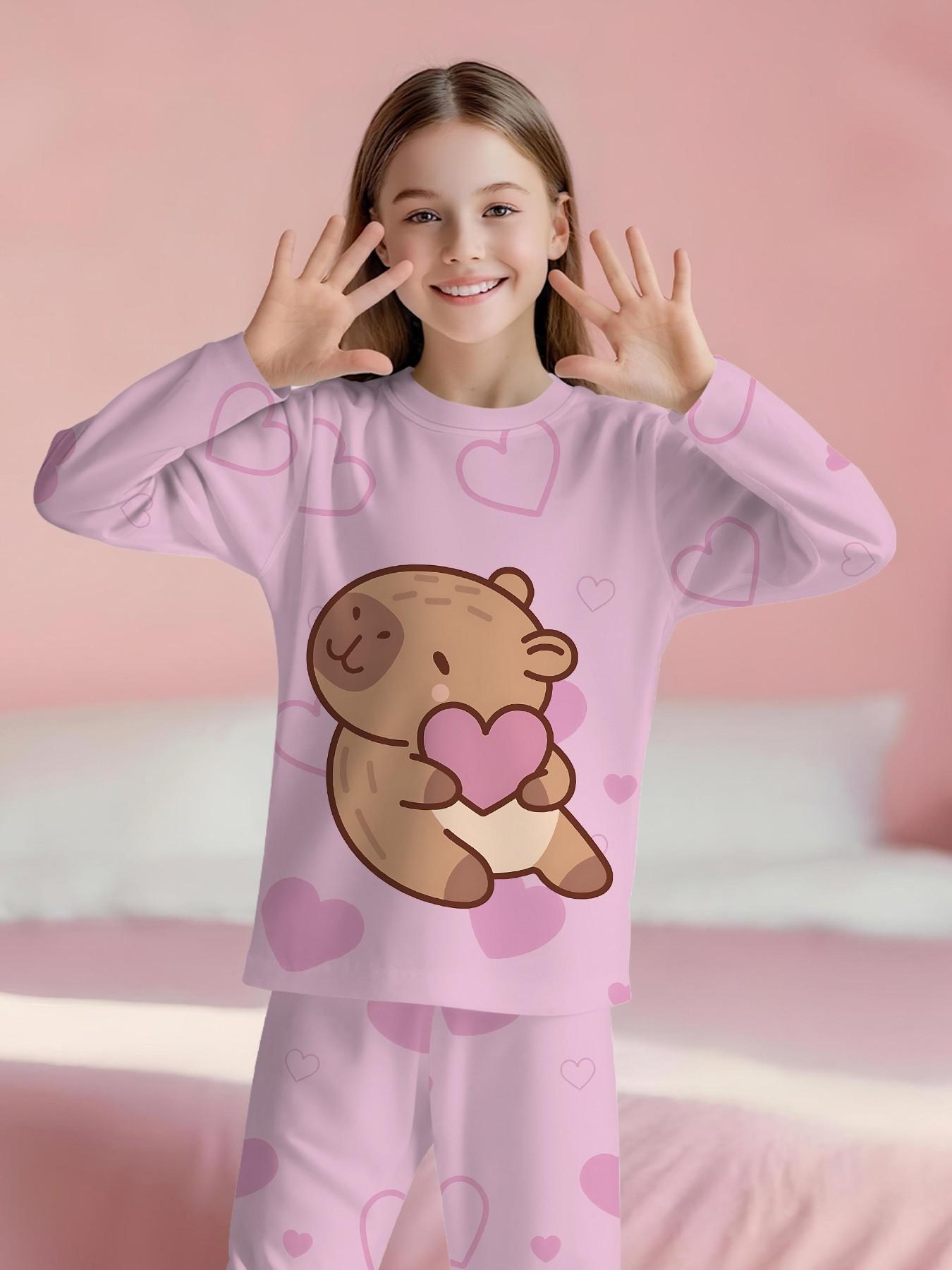 Capybara with full print of foundation love heart, cute 2-piece girls' digital printed long-sleeve pajamas with extended pants, made of flame-retardant fabric. A stylish, trendy, casual, comfortable and soft pajama set, suitable for sleeping and