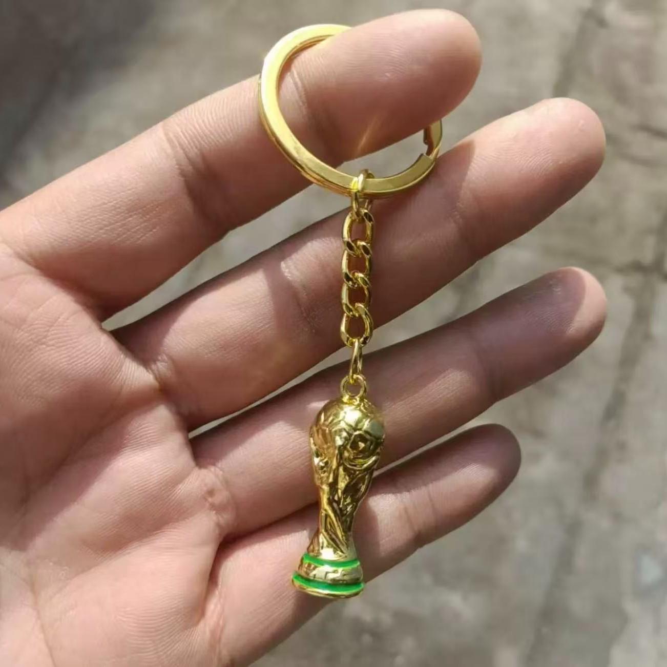1pc 2026 World Cup Trophy Keychain, 3D Mini Replica Key Ring, Football Fan Souvenir Gift, Car Key Accessory, Backpack Charm for Soccer Lovers . Gold Plated Football Trophy Charm, Soccer Fan Gift, Car Key
