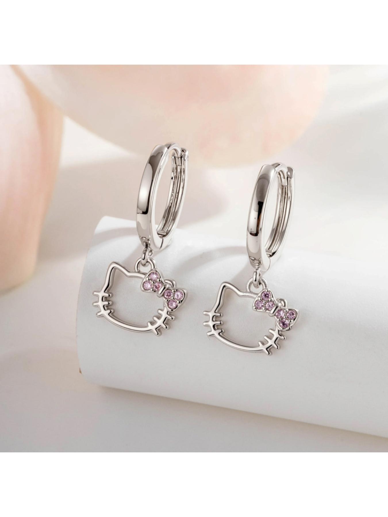 New sweet and cute cat pendant with a unique and niche ear cuff design, stylish sweet and edgy ear accessories.