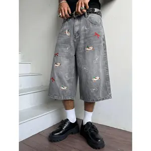 Men’s 3/4 loose denim shorts, Y2K hip-hop street style, floral appliqué patches, wide-leg denim shorts (jorts), vintage black wash, knee-length, casual skateboarding shorts, unisex denim apparel.