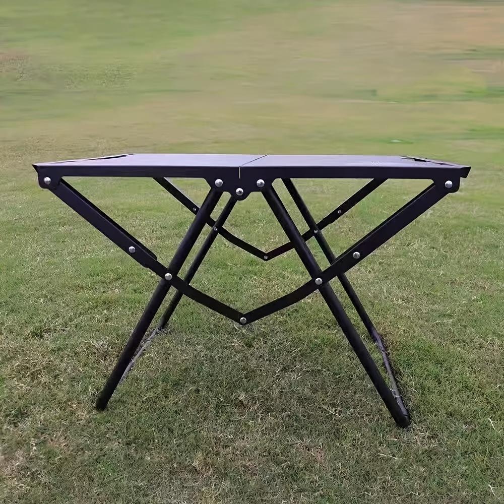 Portable foldable camping table, lightweight and easy to set up for outdoor use. It features a stable three-legged design, suitable for courtyards, picnics, barbecues and outdoor adventures.