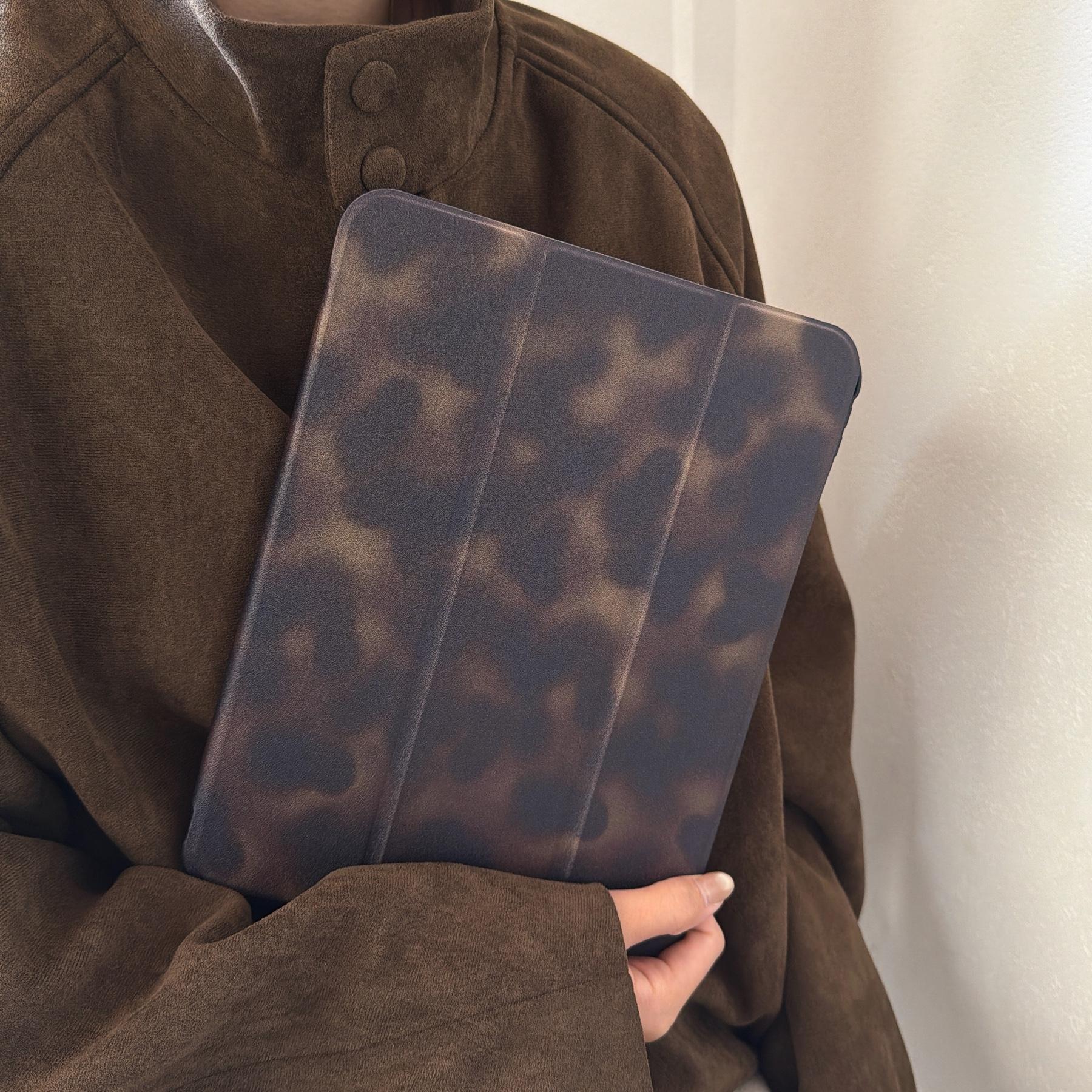 Amber-style marbled protective case featuring an adjustable stand and stylus holder; a foldable, non-slip TPU cover compatible with various iPad models, including iPad mini, iPad Air, iPad Pro, and the 10th/11th generation iPad series.