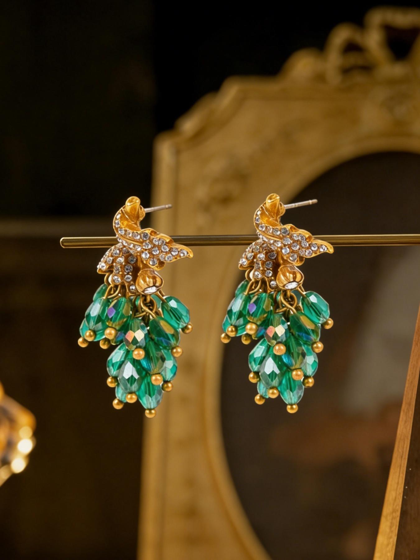 1 pair of vintage elegant leaf long earrings, suitable for daily commuting, vacation and dating, and also a surprising and exquisite small gift.