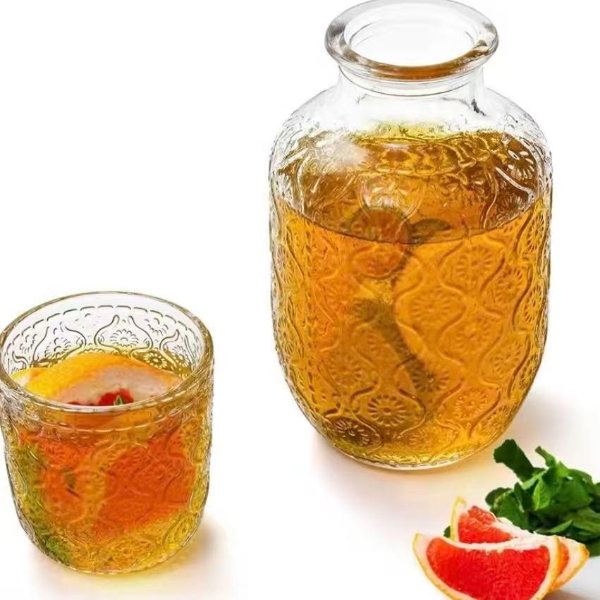 Premium Vintage Embossed Glass Bedside Carafe & Tumbler, Large Capacity Ins Style Thickened Explosion-Proof Pitcher with Dustproof Inverted Cup, Reusable Heat Resistant Stylish Drinkware Beverage Glassware for Home Living Room Hosting Office