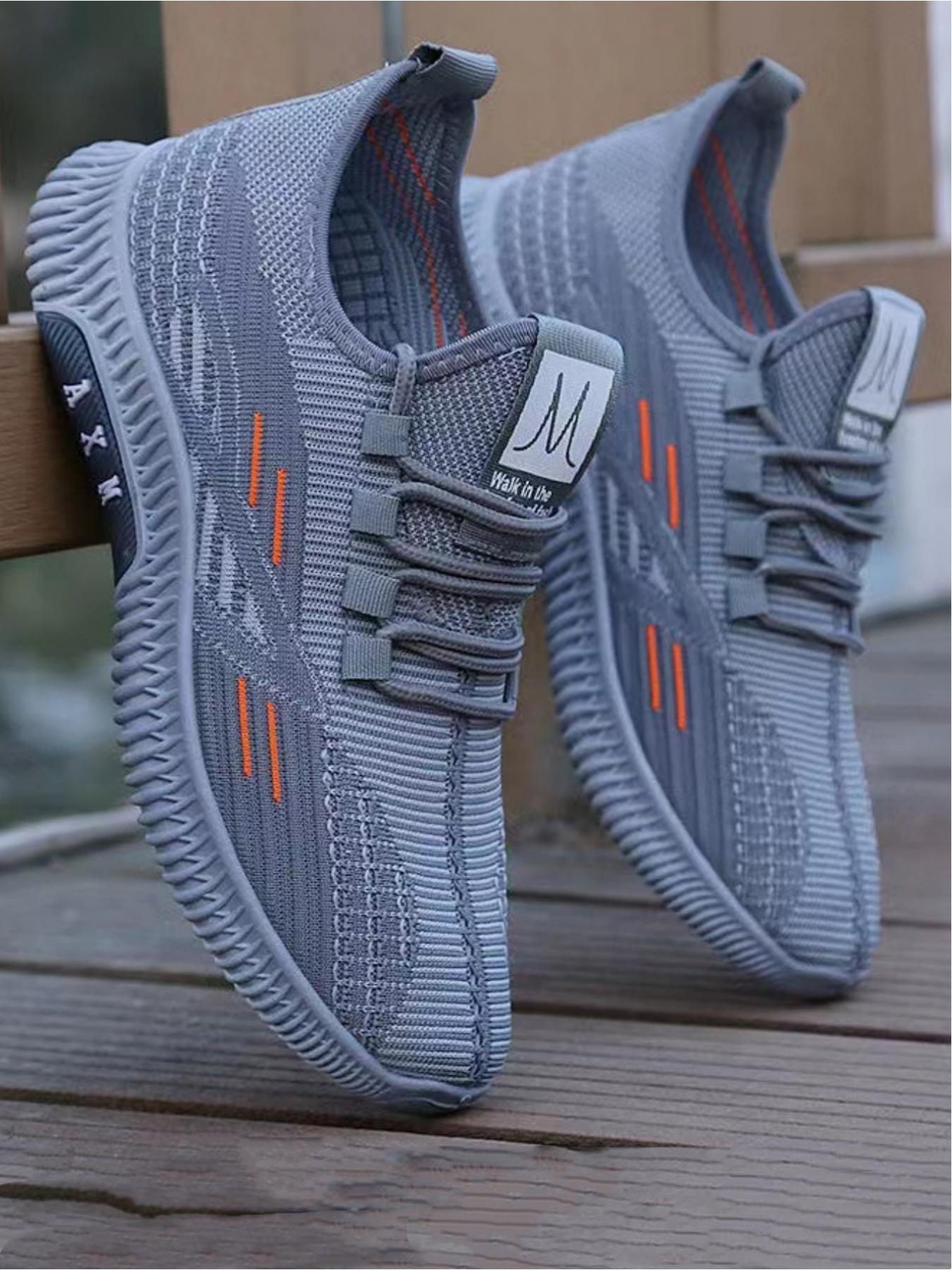 Men's casual sports shoes are made of lightweight and comfortable materials that fit the foot shape. The thick sole provides stable support and is suitable for daily commuting, outdoor leisure, running, fitness, hiking, and other leisure sports scenes