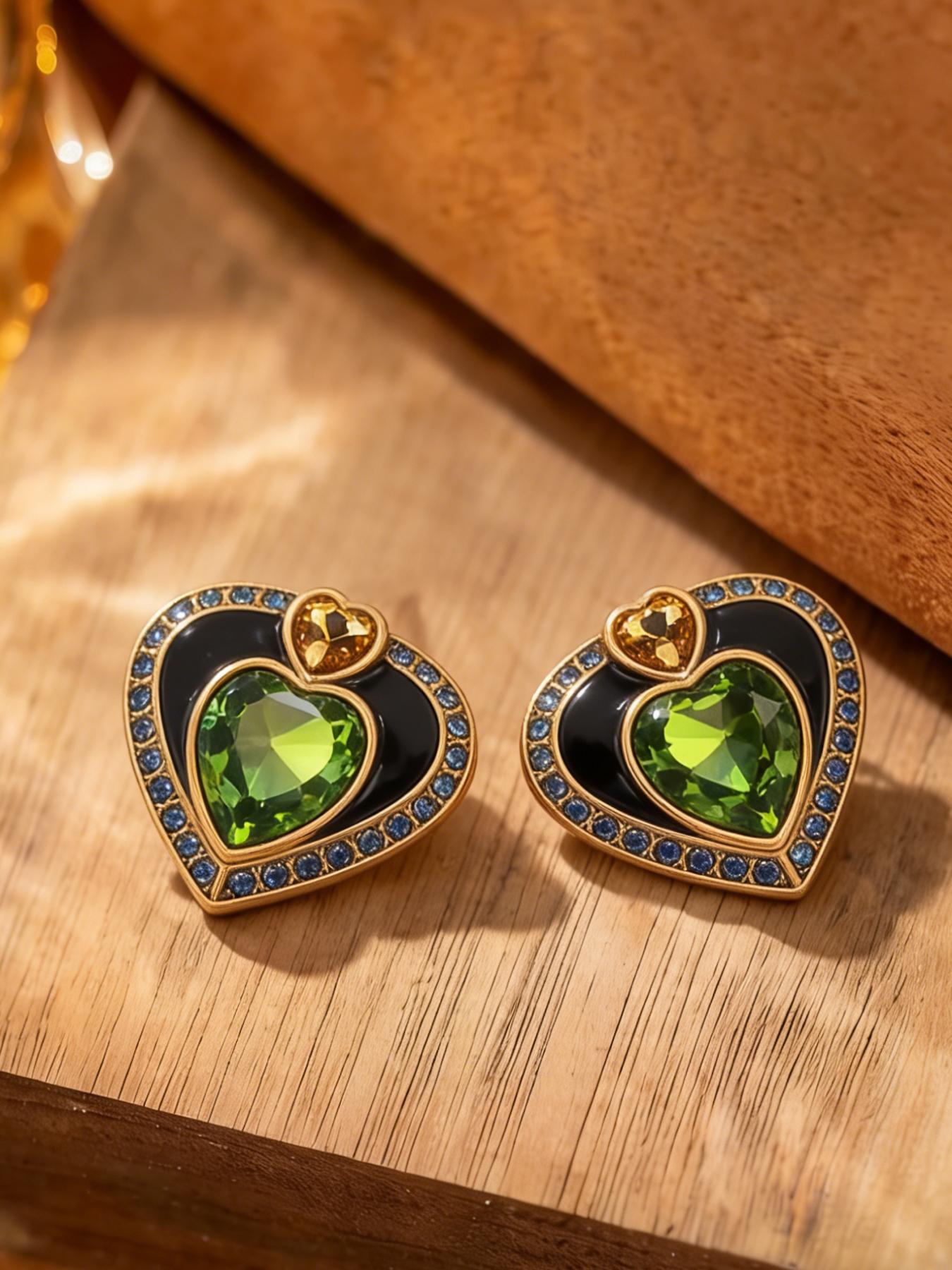 1 pair of fashionable and elegant heart-shaped diamond studded earrings, suitable for daily commuting, vacation and dating, and also a surprising and exquisite small gift.