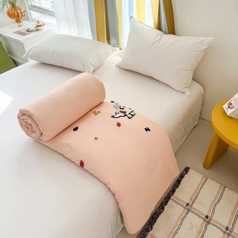 1pc Summer Quilt, Soft Comfortable Bedspread, All-Season Blanket, Embroidered Design, Safe High-Quality Material, Perfect Gift