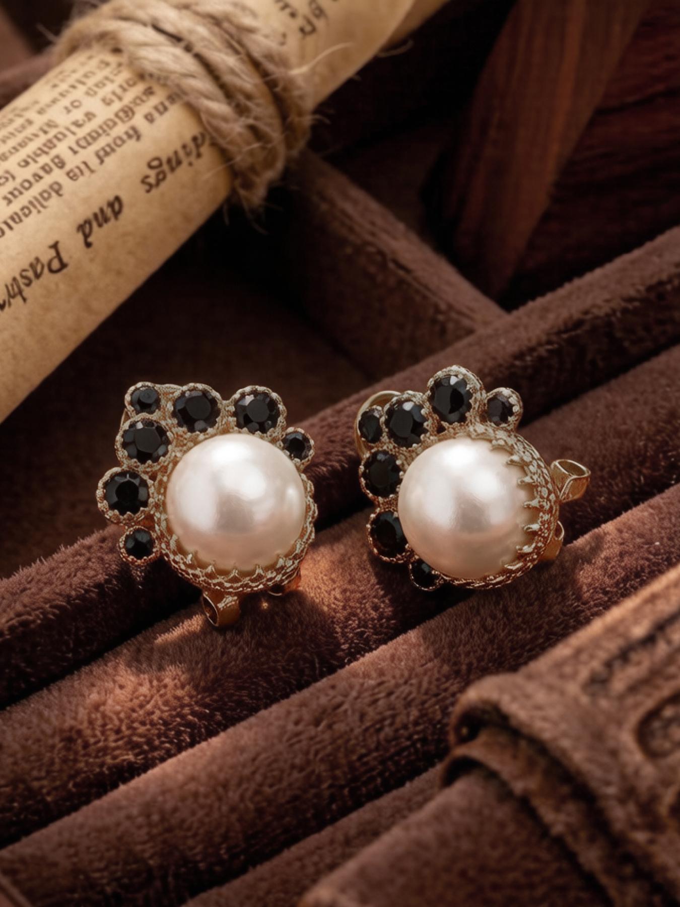 1 pair of retro and elegant pearl studded diamond earrings, suitable for daily commuting, vacation and dating, and also a surprising and exquisite small gift.