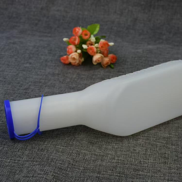 1 piece 33.81 oz white plastic urinal with blue handle - durable, easy-to-carry design, suitable for home and long-distance car travel, 1000ML extended spout version