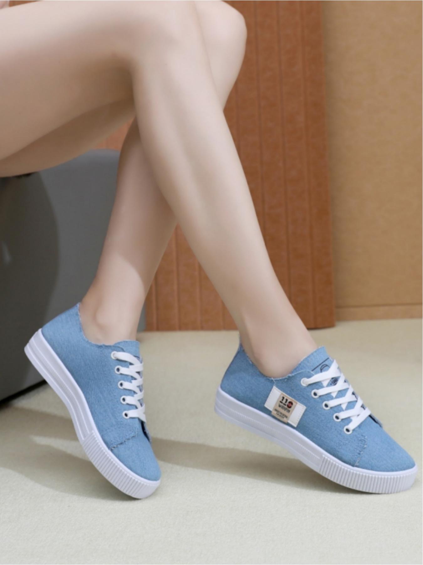 Ladies' casual canvas shoes, made of soft and skin friendly canvas material, with a thick white sole that is lightweight and resilient. Available in multiple colors, this simple and versatile style is ideal for daily commuting and campus wear