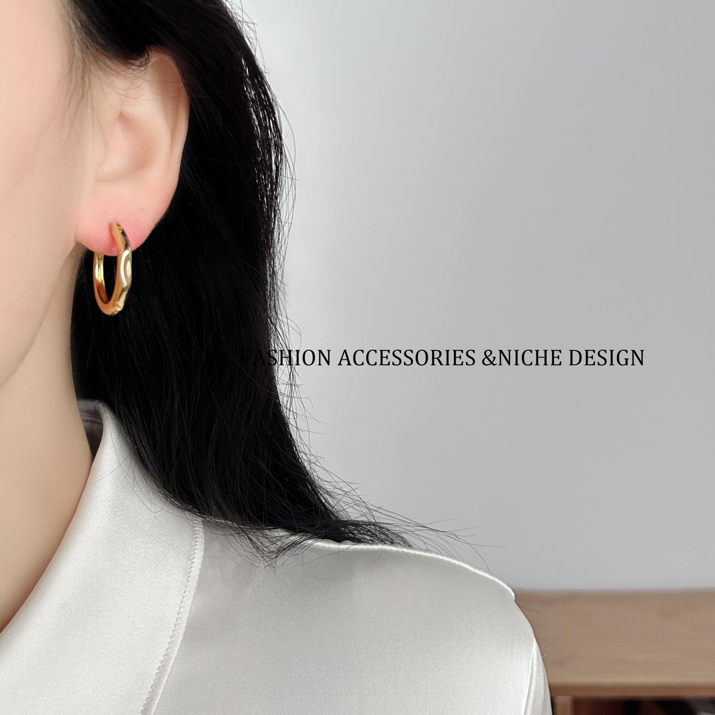 Gongliu Earrings: Niche French-style women's silver plain hoop earrings, stud earrings, designer earrings, gift