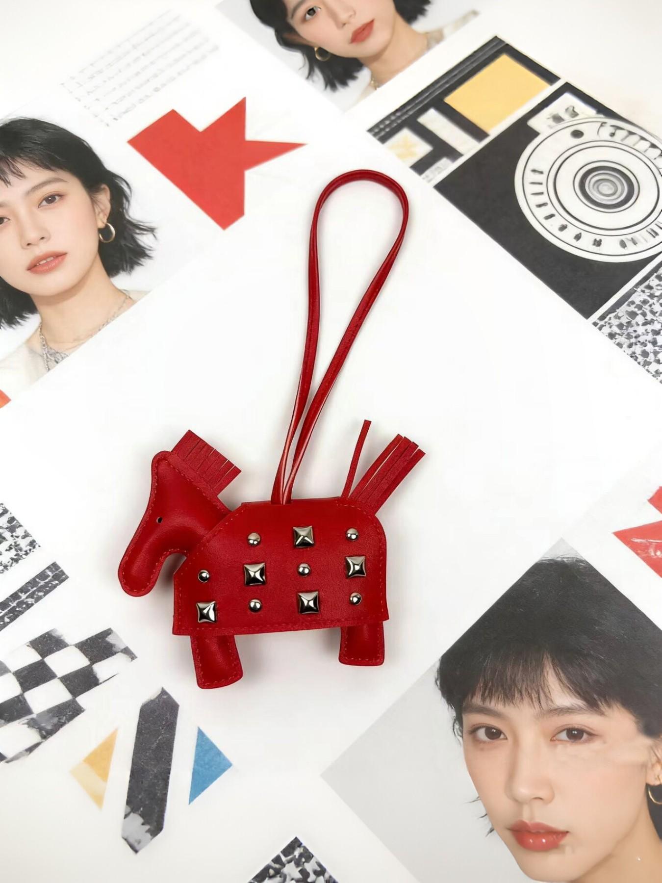 Double-Sided Stud Horse Bag Charm, Leather Handmade Warhorse Keychain Pendant, Creative Car Key Ring, Box Bag Accessory