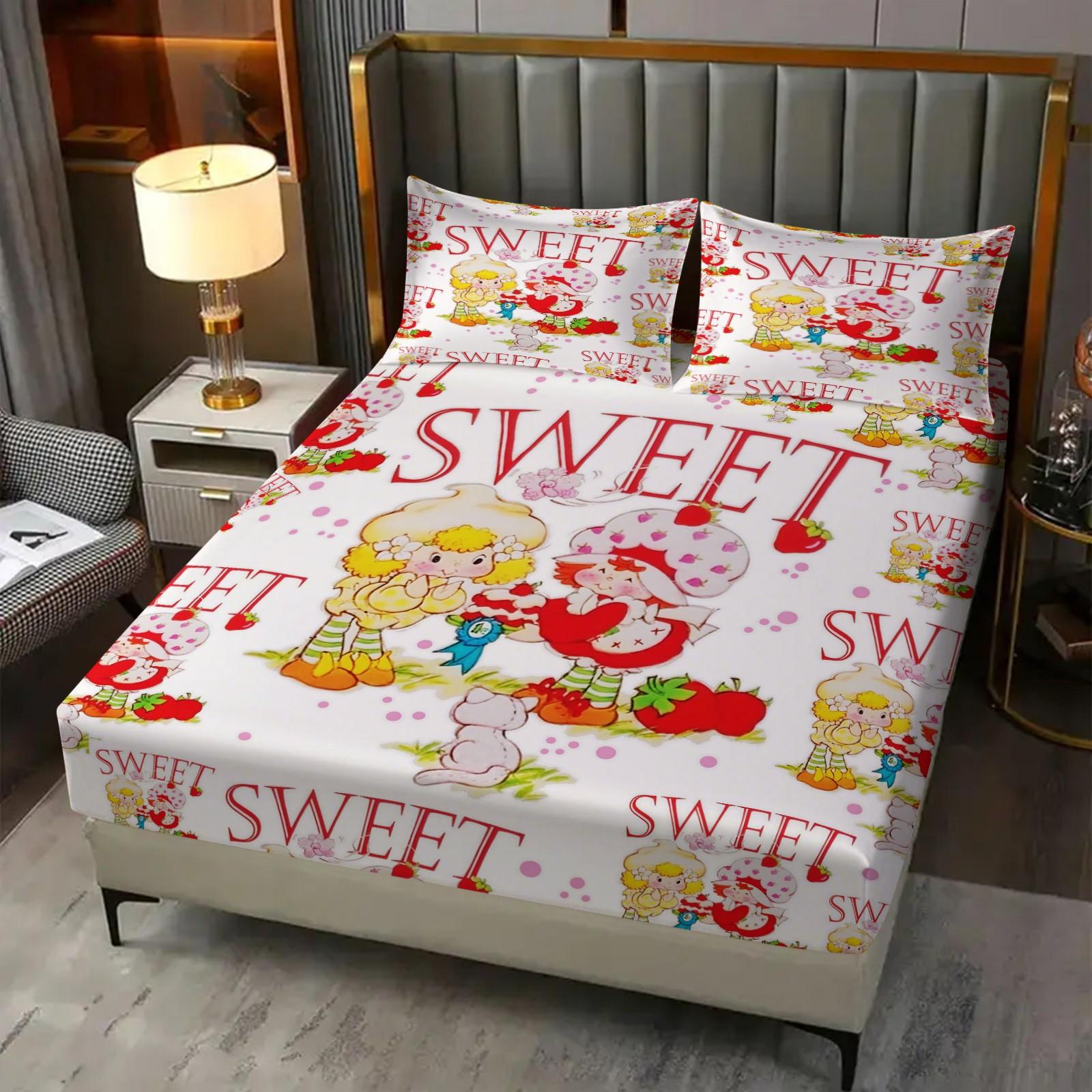 Strawberry Shortcake Big Sweet Fitted Sheet Set, 1 Fitted Sheet + 2 Pillowcases - 3 Pcs Soft Bedding with Deep Pocket, 360° Full Coverage, Wrinkle Free, Cute Sweet Letter Print Cartoon Bed Sheets for Girls, Full Size