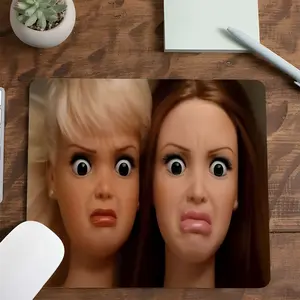 Best Friends Shocked Doll Duo Funny Meme Square Gaming Mouse Pad, Y2K 90s Retro Design, Aesthetic Desktop Decor, Non-Slip Rubber Mousepad with Stitched Edge, Small Mouse Pad for Laptop PC Gaming Work Daily Use, Perfect Gift for Besties & Meme Fans