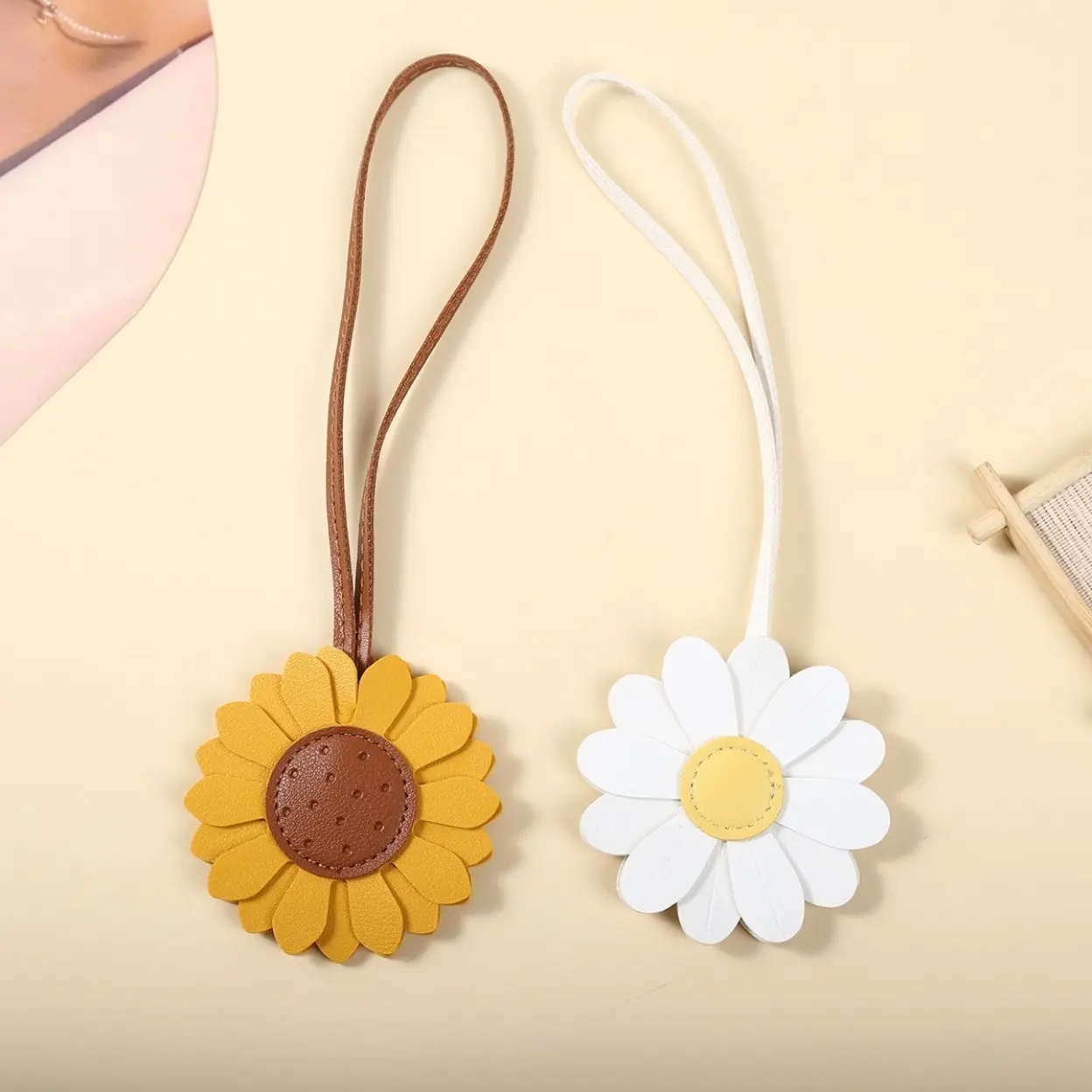 Cute Faux Leather Sunflower Daisy Bag Charm, Floral Hanging Ornament Pendant, Bohemian Flower Decor Accessory For Handbags, Backpacks, Lovely Holiday Gift For Women