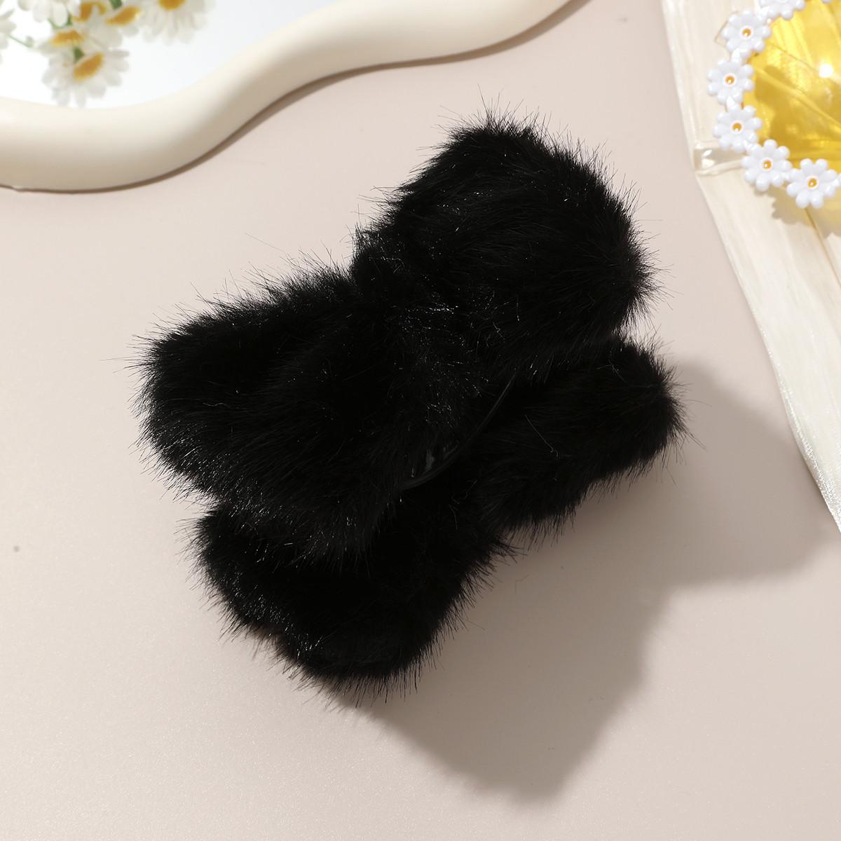 Large Bow Hair Claw Clips for Women & Girls, Elegant Soft Plush Fuzzy Hair Claws, Stylish Strong Hold Hair Accessories, Non-Slip Design Perfect for Thick & Thin Hair, Ideal for Daily Wear & Casual Hairstyling