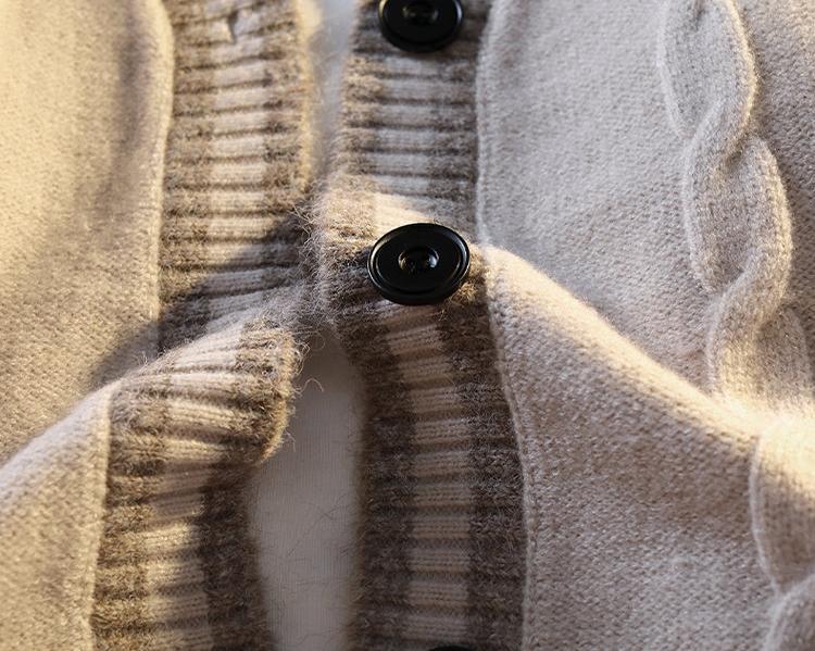 Men’s V-neck diamond cable-knit cardigan is a single-breasted sweater coat crafted from thick, soft knit fabric. With retro style, it can be worn alone or layered, suitable for daily commuting and outdoor outings.