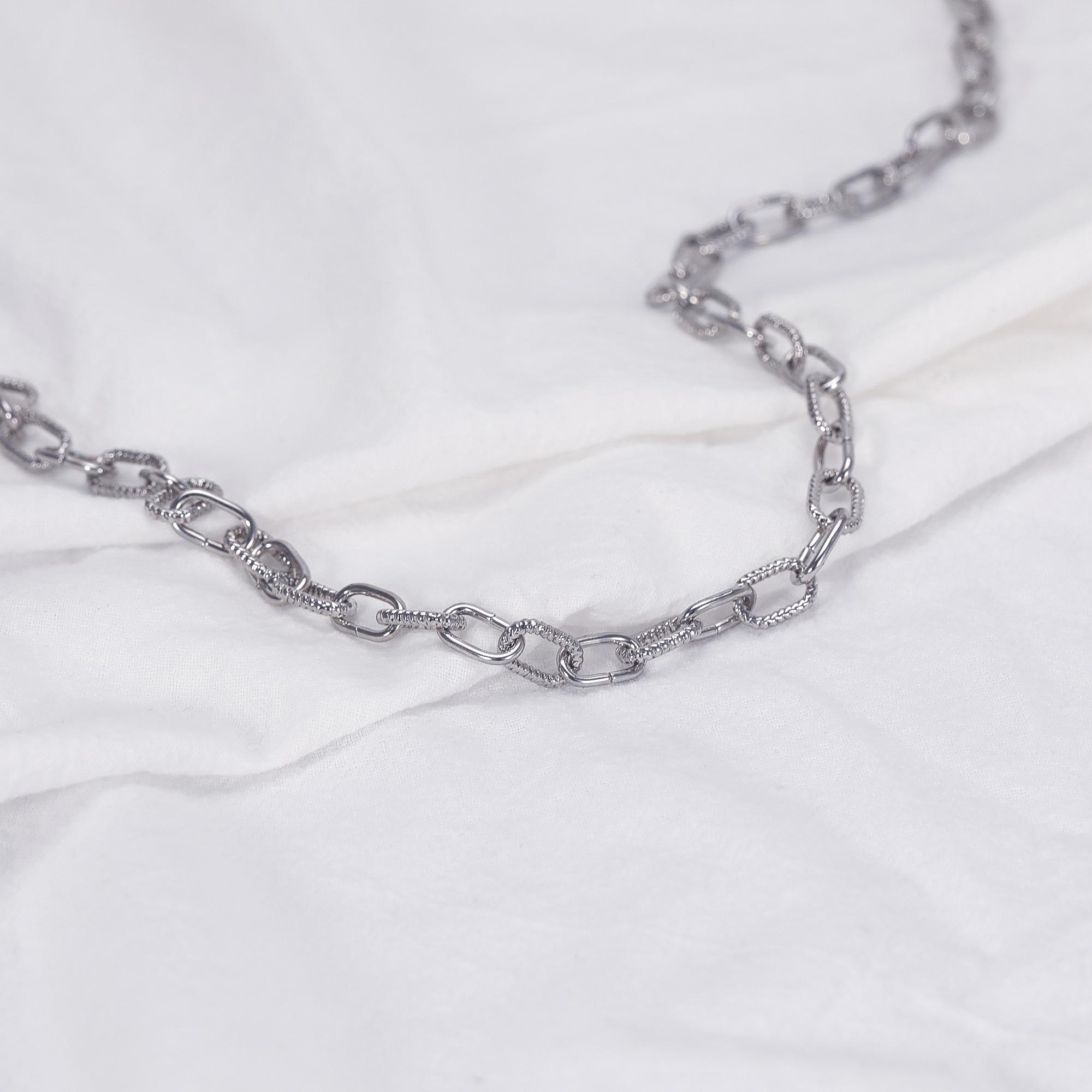 Mytys Minimalist Link Chain Necklace for Women Adjustable Toggle Clasp Modern Chic Jewelry Gift for Daily Wear or Layering Jewellery