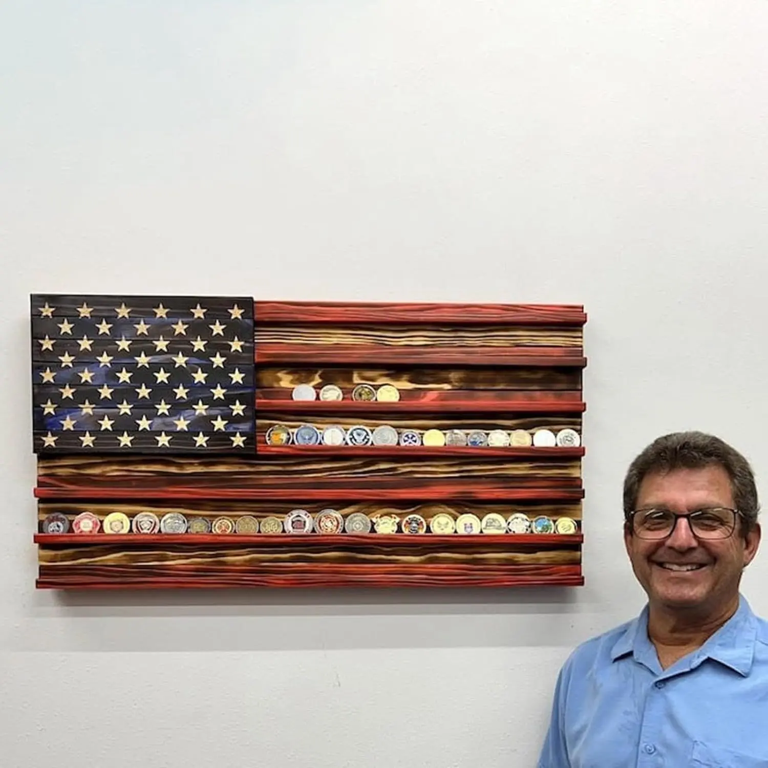 American Flag Challenge Coin Display Rack, Wooden Wall-Mounted Coin Holder for Military Coins, Veteran Awards and Collectibles, Patriotic Home Decor, 26 x 45 cm