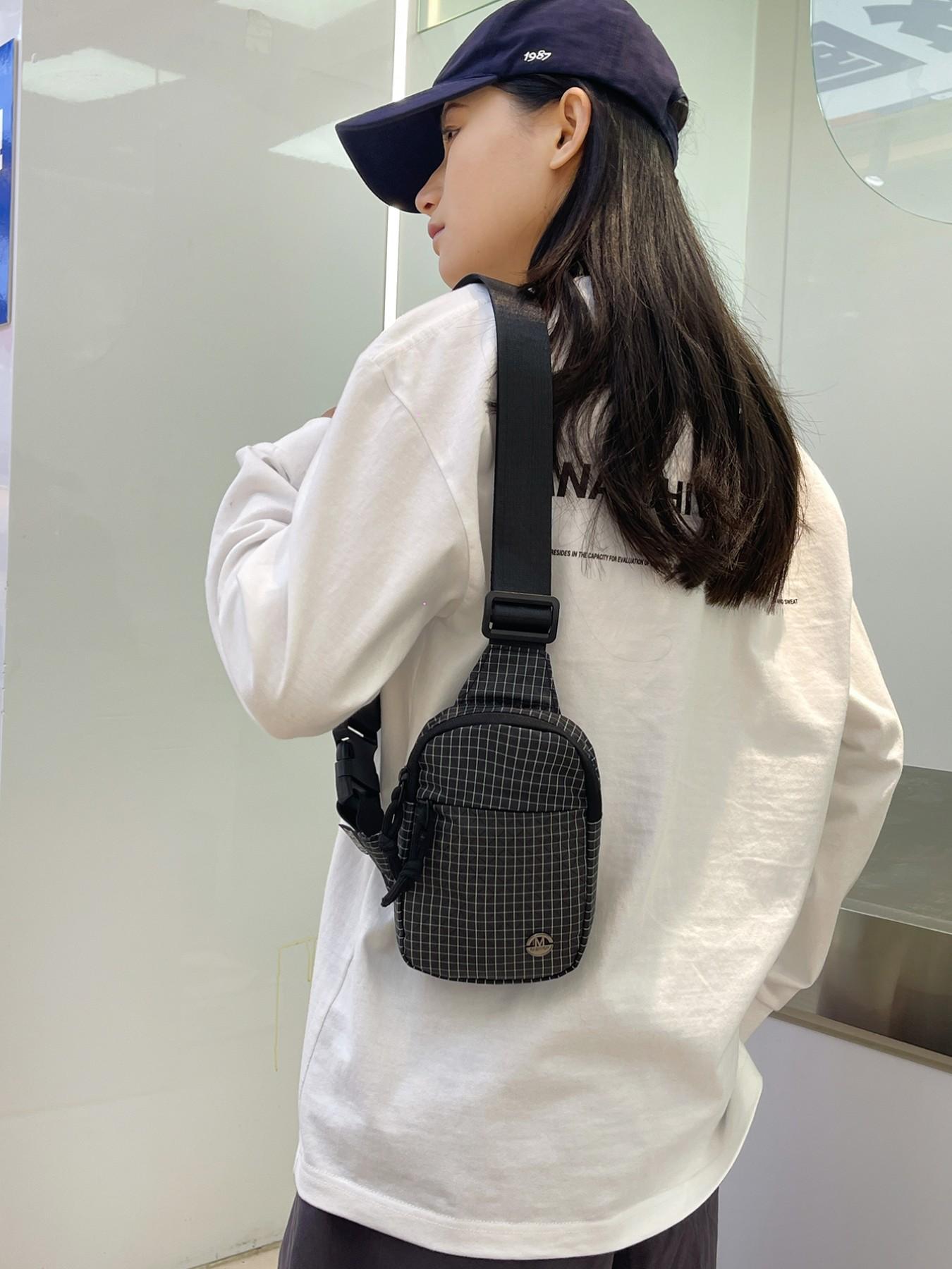 New Trendy Fashion Unique Design High-End Texture All-Season Outdoor Commute Versatile Travel Personality Casual Plaid Small Bag, Lightweight Unisex Multifunctional Shoulder Crossbody Bag