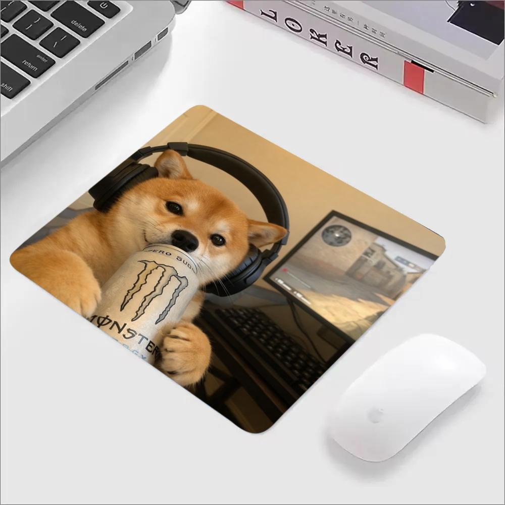 1 Mouse Pad Square rubber mouse pad, locked edge, non-slip, smooth surface. Computer accessory for office & gaming, fits laptop & PC. Available in large 45×40cm and small 22×18cm.