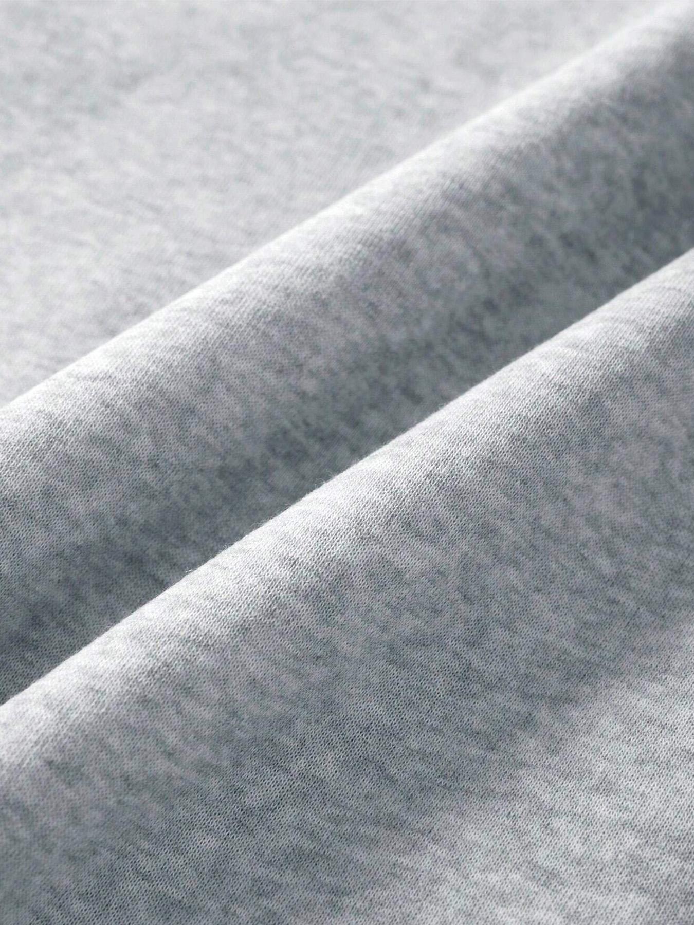 Men's Light Gray Minimalist Half-Zip Sweatshirt, Casual Fashion Sweatshirt, Soft Stretch Quarter-Zip Pullover with Chest Print, Wrinkle-Resistant Breathable Stand Collar Top in Loose Fit, Ideal for Daily Commutes, Office Casual Wear