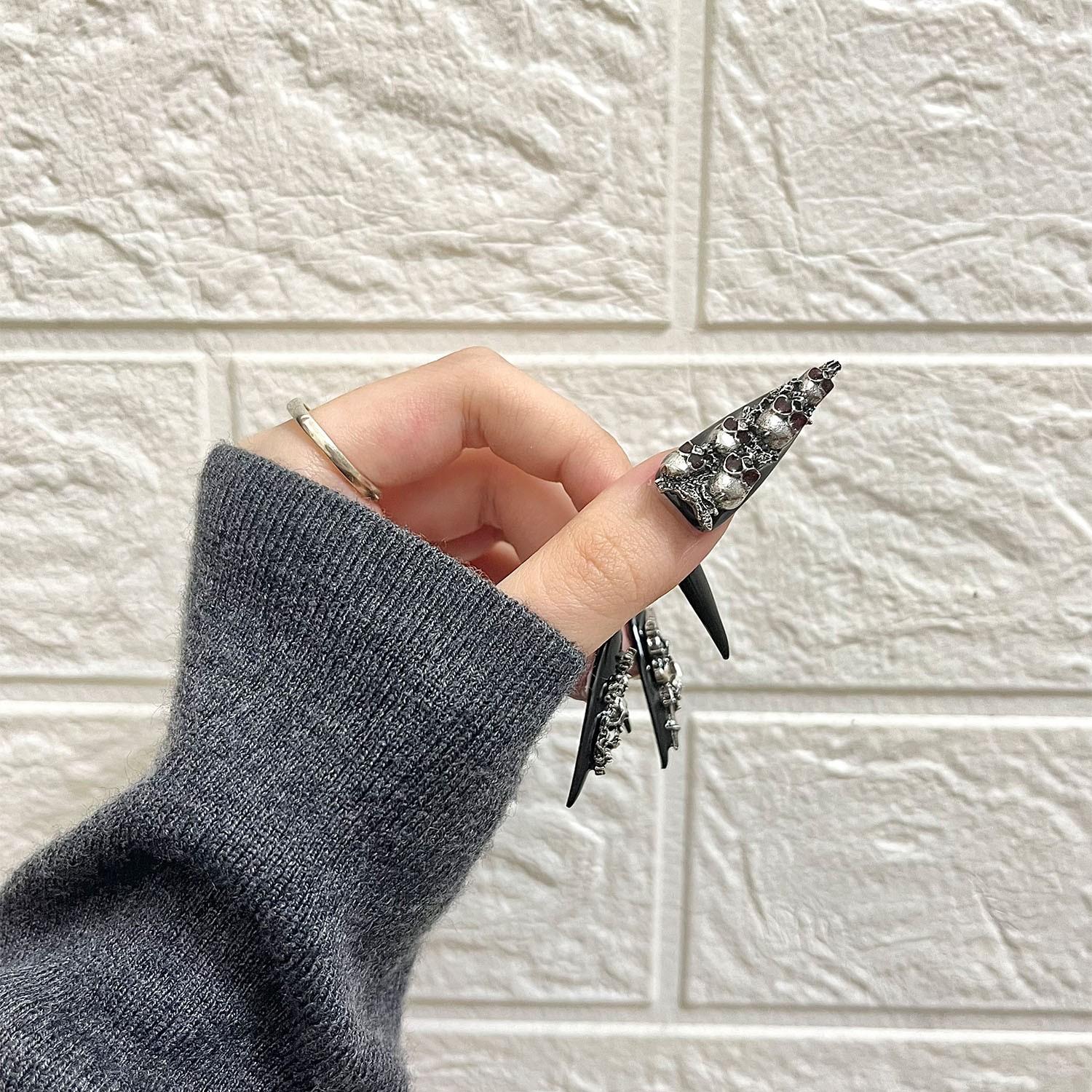 10pcs Handmade 3D Silver Skull Press On Nails, Halloween Witch Armor Gothic Fake Nails, Sharp Long Stiletto Design, Removable, Includes Nail File, Acrylic Stick & Jelly Self Adhesive