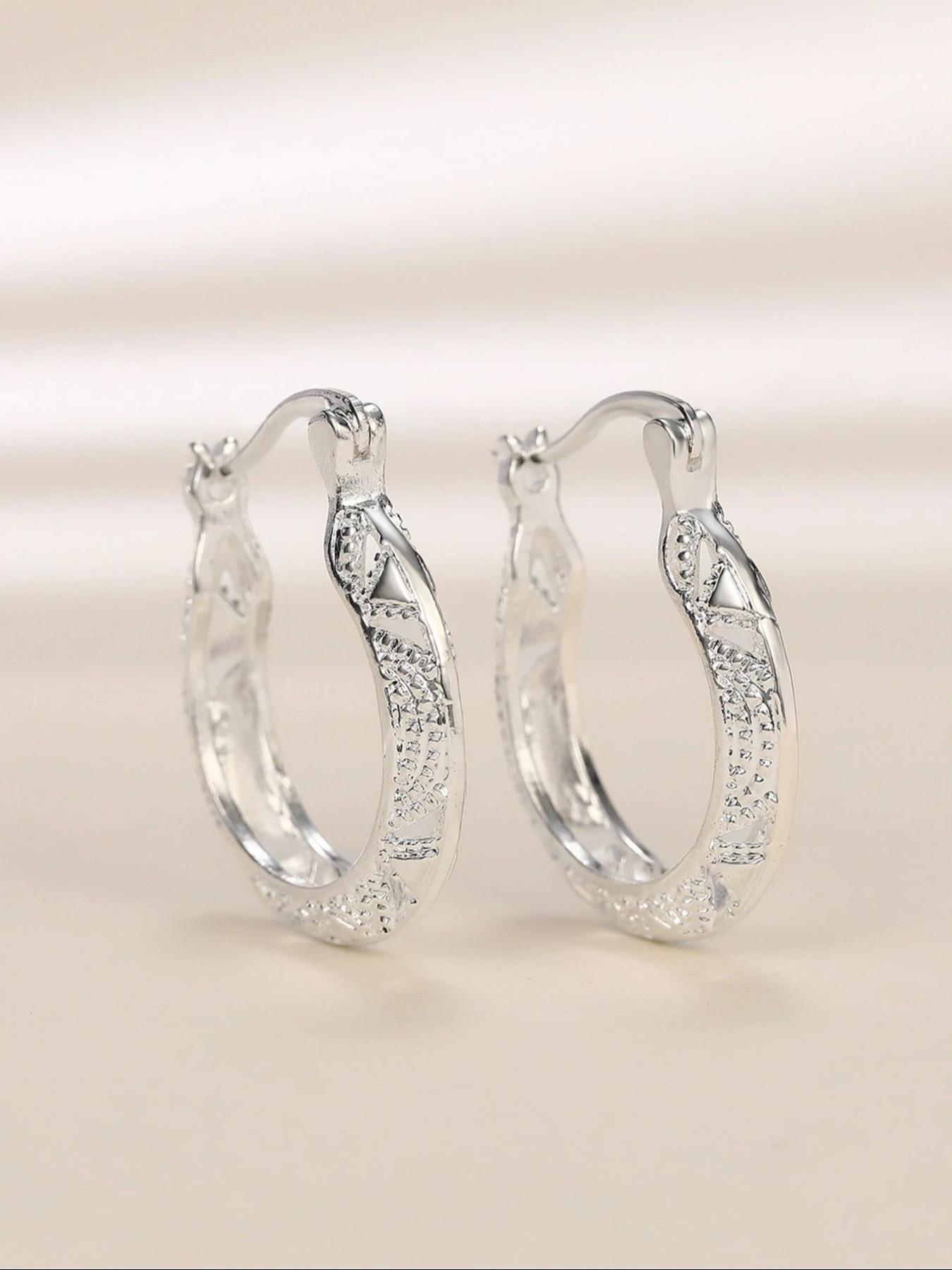 Alloy Hollow Out Floral Earrings, Unique Metal Ear Cuffs, Perfect for Daily Wear, Ideal Gift for Friends, Festival Presents