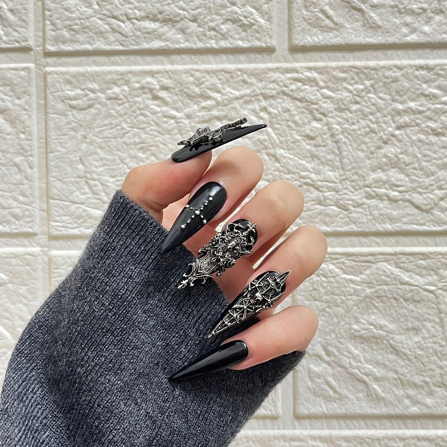 10pcs Handmade 3D Silver Skull Press On Nails, Halloween Witch Armor Gothic Fake Nails, Sharp Long Stiletto Design, Removable, Includes Nail File, Acrylic Stick & Jelly Self Adhesive